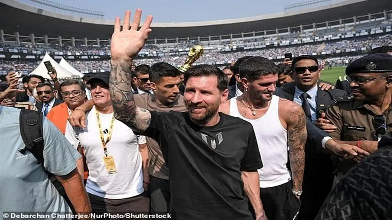 كارثة استقبال ميسي في الهند: اقتحام مشجعين غاضبين وتحطيم ملعب سولت ليك